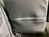 【シートバックポケット】すぐ手に取りたいアイテムをスマートにしまっておけます。限られた空間を有効に活用でき、長距離のドライブでも車内を清潔感のある落ち着いた状態に保ってくれる実用的な機能です。