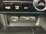 スマートフォンなどの充電に便利なUSBジャック。運転席からも助手席からも使いやすいです。