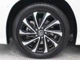 17インチアルミホイール(切削光輝+ブラック塗装)が装着されています。タイヤサイズ205/55R17