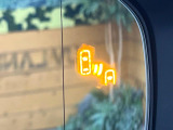 【ブラインドスポットモニター】走行中、ドアミラーの死角になりやすい箇所に後続車が接近するとサイドミラーのレンズに警告を表示!ドライバーに注意喚起をしてくれます。