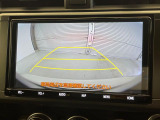 【バックカメラ】駐車時に後方がリアルタイム映像で確認できます。大型商業施設や立体駐車場での駐車時や、夜間のバック時に大活躍!運転スキルに関わらず、今や必須となった装備のひとつです!