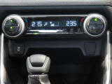 左右独立温度コントロールフルオートエアコンです。運転席、助手席それぞれで独立して温度設定ができます。冷え性の方が乗っても安心ですね♪