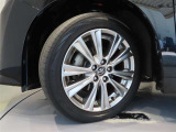 トヨタ純正アルミホイール。タイヤサイズは235/50R18です。