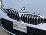 左右のキドニー・グリルの中心にはBMWのエンブレムが鎮座し、個性を放つデザイン性を兼ね備えました。