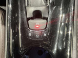 【電動パーキング】ボタンひとつでパーキングON。女性の方や運転に慣れていない方にも安心.