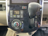 シフトレバー周りです。エアコンのタッチパネルも近く操作しやすいです。