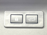 【パワーバックドア】スマートキーや運転席のボタンを押すだけでリアゲートが自動で開閉します!荷物を持っている時や、高い位置にあるバックドアを閉める際に便利な機能です♪