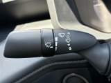 【オートワイパー(AUTO)】雨が降り出した時に、雨滴検出用センサー(レインセンサー)が雨滴を感知すると、自動でワイパーが動作します。