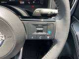 プロパイロット装備(運転支援システム)です。高速で前を走るクルマとの車間距離を維持するのでアクセル・ブレーキ・ハンドル操作をアシストします。