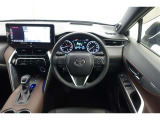 スポーティームード溢れる運転席周りですね。 クイックなドライビングに対応できるよな運転席回りになっています。 ドライブがますます楽しくなりますね!