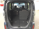 後席は分割可倒式で、用途に合わせてアレンジ可能。荷物の量や乗車人数に応じて柔軟に使える便利なシートです。