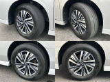 205/65R16 純正アルミホイール装着。