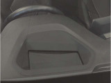 【ヘッドアップディスプレイ】現在の車速、ナビゲーションシステムによるルート案内の矢印表示、チェックコントロール、前車接近警告など様々な情報を投影する事でドライバーの視界内に直接表示します。