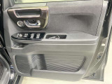 窓の開閉もスイッチひとつで簡単!駐車券を取るときもラクラク★