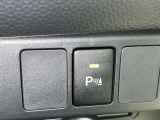 コーナーセンサーを車の前後に装備。障害物までの距離に応じて警告音を変えてお知らせ。縦列駐車時や駐車場・車庫などでの取り回しをサポートします。詳細は販売店スタッフまでおたずねください。