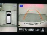 【アラウンドビューモニター】まるでクルマを真上から見ているようなアラウンドビューモニターで運転をサポート。運転席から見えにくい車の四隅や後方もモニターでしっかり見えます。