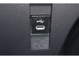 データ通信/給電用のUSBポートが装備されています。iPhoneやスマートフォンを繋いで音楽を再生したり、充電したり。車内にあると便利なアイテムのひとつですね!