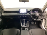 車内は光触媒抗菌消臭施工済です。インパネ周りはスタイリッシュなデザインで機能や装備も充実しています。グローブボックスやカップホルダーのほかにトレーなどたくさんの収納スペースが付いています。
