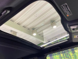 【ガラスルーフ】ガラスルーフ搭載で車内の解放感が一気にアップ!開放的なドライブをお楽しみいただけます。
