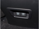 USBポート付きですので携帯等の充電もできます。