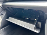 【グローブボックス】大容量のグローブボックスです!!車検証ケース他、日頃使う小物類の収納スペースもたくさんあります!