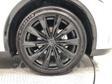 【純正アルミホイール】です!車両デザインに合わせてホイールをデザインしているため、見た目にもカッコイイアルミホイール♪洗車もラクチンで錆びません。