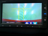 バックカメラの画像です。ガイドラインがスムースな車庫入れをサポートいたします。車庫入れの安心感がアップしますね。
