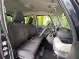 運転席まわりには十分なスペースがあり、大柄な方でもゆったり運転していただける環境です。