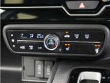 フルオートエアコン搭載。好みの温度に設定するだけで、風向や風量を自動でコントロール!いつでも快適な車内環境に。さらに、体を直接温めるシートヒーター付きで寒い季節も暖かく過ごせます。
