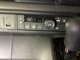オートエアコンはこまめに温度調節するので、燃料の消費量をより少なくできます。シートヒーター付きなので寒い日も快適です。USBチャージャー搭載。スマートフォンなどの充電にとっても便利です。