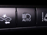 【オートマチックハイビームヘッドライト】ハイビーム走行時に対向車や前走車をカメラで認識して自動的にロービームにする機能が装備されています。※道路環境などによっては作動しない場合があります。