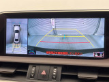 【パノラミックビューモニター】専用のカメラにより、上から見下ろしたような視点で360度クルマの周囲を確認することができます☆死角部分も確認しやすく、狭い場所での切り返しや駐車もスムーズに行えます。