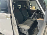 運転席まわりです。運転席からの視界が左右に広く隅々まではっきりと見渡せます!クルマの前端も把握しやすく安心して運転できます!