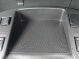 滑り止め加工が施された実用的なセンター底部のトレイです。スマートフォンや小物を置くのに重宝いたします。