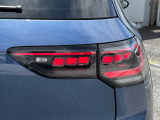 3D LEDテールランプ。ウィンカーには流れる様に点滅する「ダイナミックターンインジケーター」を装備。