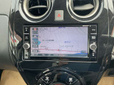 通信ユニット内蔵の日産純正メモリーナビ(MM317D-W)装備、スマホアプリと連動、音声対話検索などに対応した高機能ナビ。多彩なメディア再生。