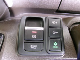 スイッチ操作で簡単にパーキングブレーキを作動可能。さらに、停車時にブレーキを保持するブレーキホールド機能付きで、渋滞時や信号待ちでの運転負担を軽減します。