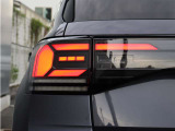 個性的なリアビューを演出するLEDテールランプ。点灯時はもちろん、消灯時もスタイリッシュな存在感を放ちます。