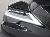 LEDヘッドランプにはアダプティブハイビームシステム「AHS」を採用。光検出カメラで車両検出をし、先行車や対向車に直接ハイビームを当てないように部分遮光します。