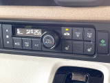 【オートエアコン】一度お好みの温度に設定すれば、車内の温度を検知し風量や温度を自動で調整。暑い&hellip;寒い&hellip;と何度もスイッチ操作をする必要はありません。快適な車内空間には必須の機能ですね♪