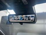 車両後方カメラの映像をインナーミラー内のディスプレイに表示するデジタルインナーミラーが装備されています!ヘッドレストや荷物などで視界を遮られずに後方を確認することが可能です!
