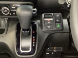 CVT車のセレクトレバーです。低速から高速まで、変速ショックのないスムーズな走りと、エンジン効率のよい領域を維持して燃費にも貢献します。サイドブレーキはスイッチ操作の電子制御パーキングブレーキです。