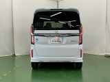 後席の窓には外から車内が見えにくくなるプライバシーガラスを採用。周りを気にせずリラックスして過ごせます