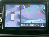 リバースにシフトするとまるで上空から見下ろしているような感じにナビゲーション画面に映し出します