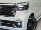 【LEDヘッドライト】悪天候や夜間走行時も良好な視界を確保し安心して運転できる高輝度LEDヘッドライトを装備!点灯速度が早く、消費電力も抑えられています。