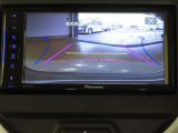 バックカメラが付いているので後方確認が非常にしやすいです。今や運転初心者も熟練者も必須装備!ついていて損はないですね♪