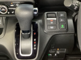 CVT車のセレクトレバーです。低速から高速まで、変速ショックのないスムーズな走りと、エンジン効率のよい領域を維持して燃費にも貢献します。サイドブレーキはスイッチ操作の電子制御パーキングブレーキです。