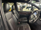 運転席の画像です。足元やシートまわりに余裕があり、リラックスした姿勢で運転が可能です。視界も良好で操作系へのアクセスもしやすく、快適で安心感のあるドライブをサポートします。