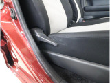 背もたれ角度調整レバーで、運転席シートのリクライニング角度を調整できます。体格や姿勢に合わせて、適切なドライビングポジションを確保できます。