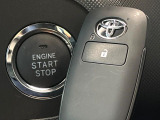 【スマートキー】カバンやポケットに入れたままでもドアの施錠・解錠が可能なスマートキーを装備。エンジンのオン・オフ時もカギを取り出す必要が無いからとっても便利です♪